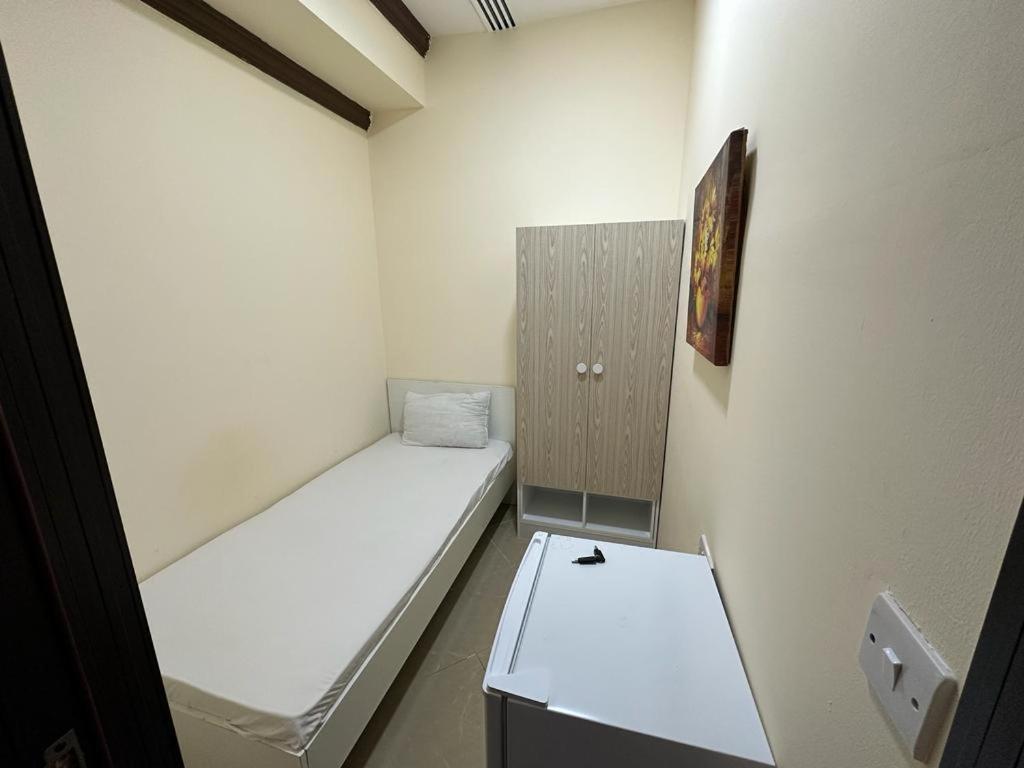 Small Budget Rooms For 'Girls' Only In Dubai, Marina Экстерьер фото