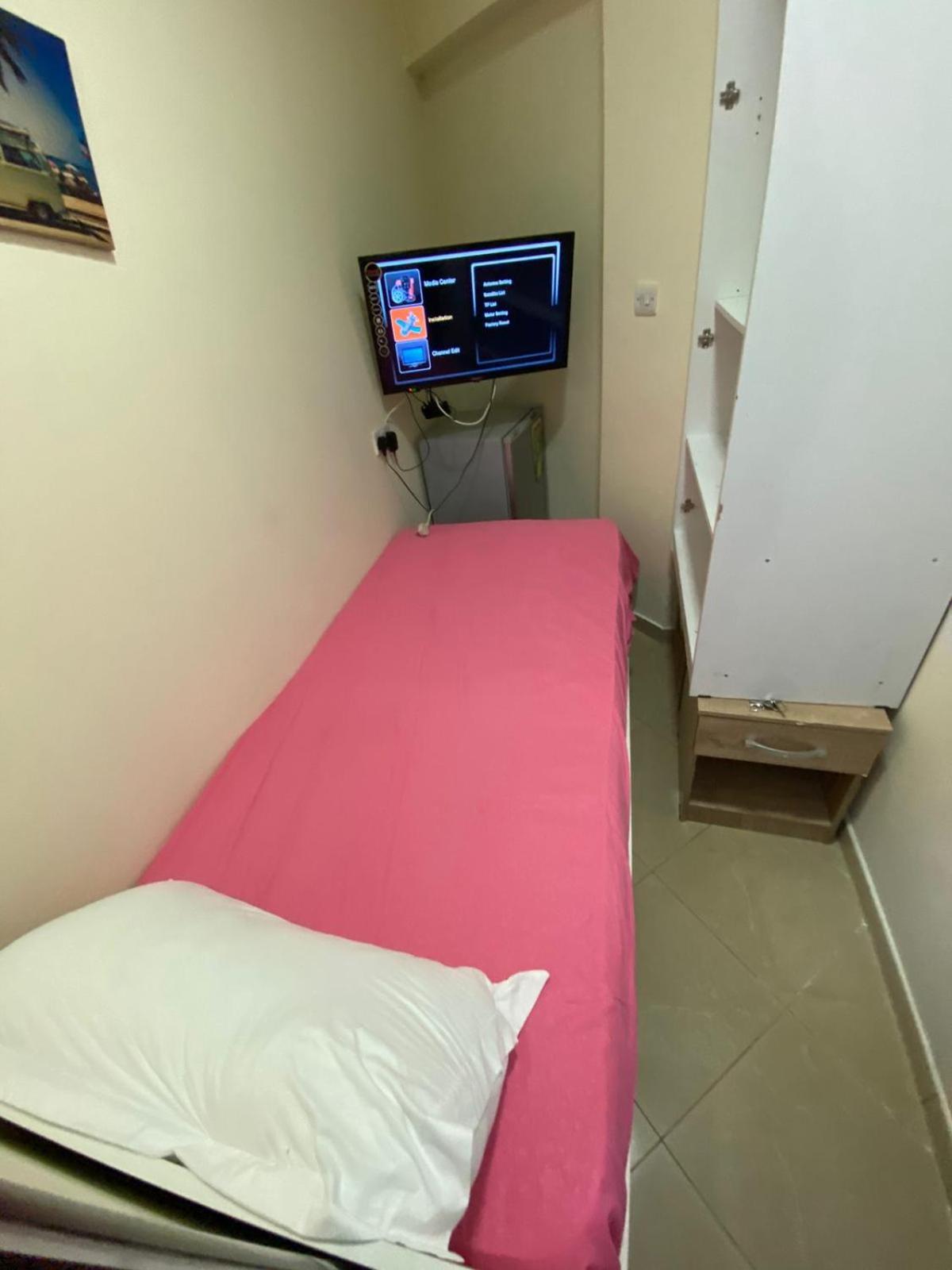 Small Budget Rooms For 'Girls' Only In Dubai, Marina Экстерьер фото